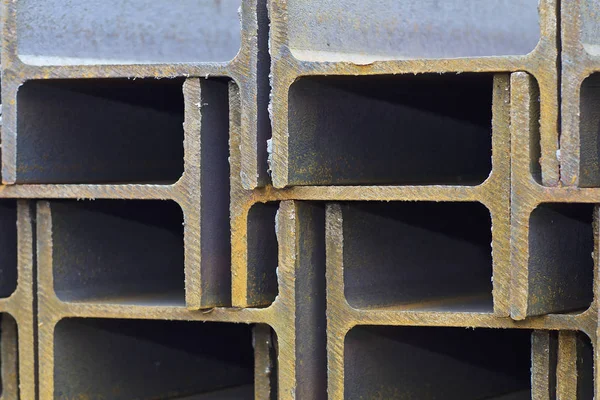 Metal profil kiriş metal ürünlerin depodaki paketlerinde