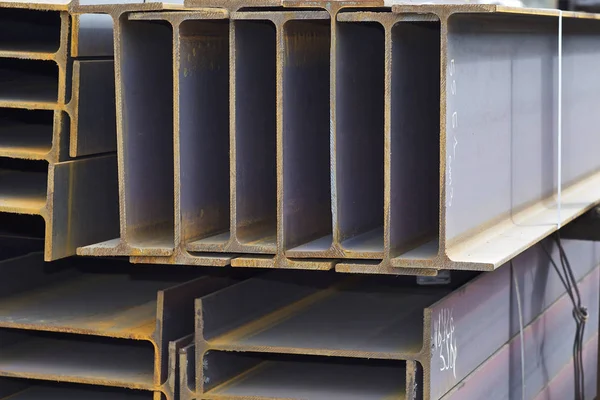 Metal profil kiriş metal ürünlerin depodaki paketlerinde — Stok fotoğraf