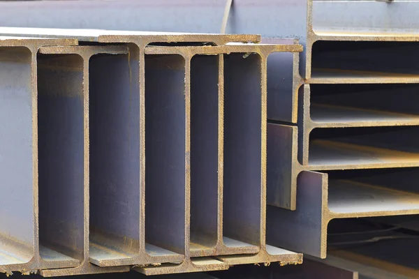 Металлический профиль пучка в упаковках на складе металлопродукции — стоковое фото