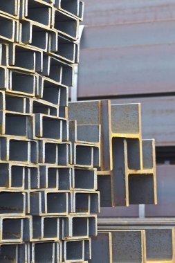 Metal profil kiriş metal ürünlerin depodaki paketlerinde