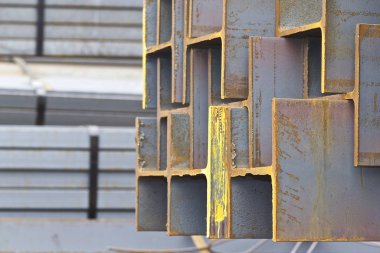 Metal profil kiriş metal ürünlerin depodaki paketlerinde