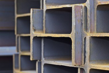 Metal profil kiriş metal ürünlerin depodaki paketlerinde