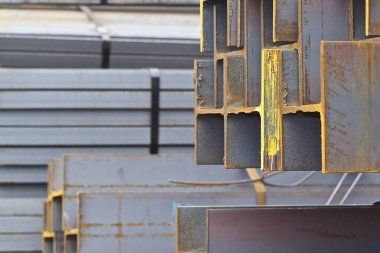 Metal profil kiriş metal ürünlerin depodaki paketlerinde