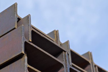 Metal profil kiriş metal ürünlerin depodaki paketlerinde