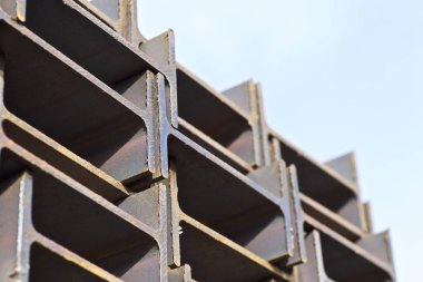 Metal profil kiriş metal ürünlerin depodaki paketlerinde