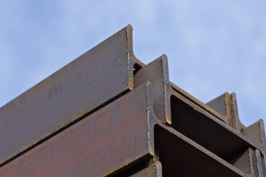 Metal profil kiriş metal ürünlerin depodaki paketlerinde