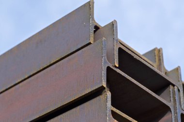 Metal profil kiriş metal ürünlerin depodaki paketlerinde