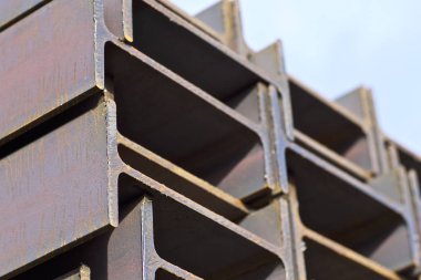 Metal profil kiriş metal ürünlerin depodaki paketlerinde