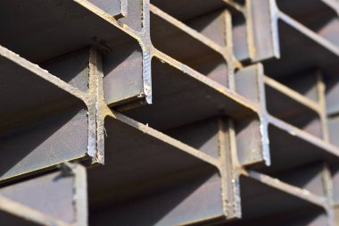 Metal profil kiriş metal ürünlerin depodaki paketlerinde
