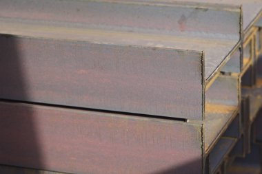 Metal profil kiriş metal ürünlerin depodaki paketlerinde