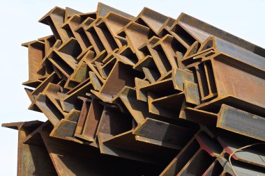 Metal profil kiriş metal ürünlerin depodaki paketlerinde