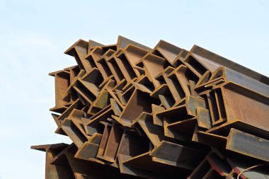 Metal profil kiriş metal ürünlerin depodaki paketlerinde