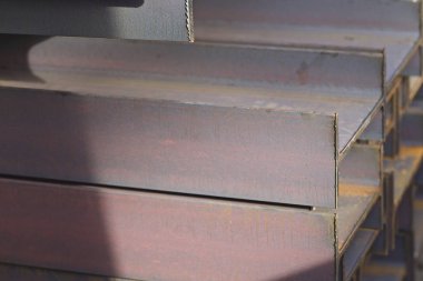 Metal profil kiriş metal ürünlerin depodaki paketlerinde