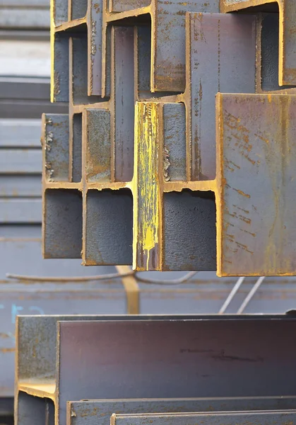 Metal profil kiriş metal ürünlerin depodaki paketlerinde