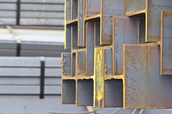 Metal profil kiriş metal ürünlerin depodaki paketlerinde