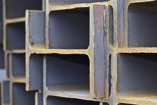 Viga de perfil de metal en paquetes en el almacén de productos metálicos — Foto de Stock