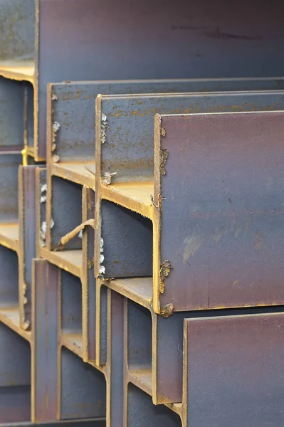 Metal profil kiriş metal ürünlerin depodaki paketlerinde