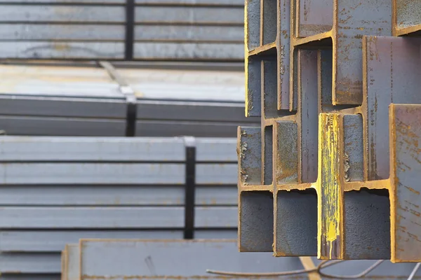 Metal profil kiriş metal ürünlerin depodaki paketlerinde