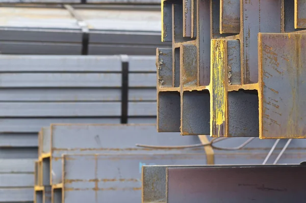 Metal profil kiriş metal ürünlerin depodaki paketlerinde