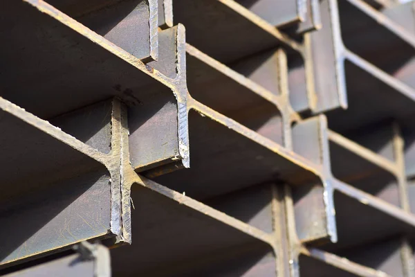 Metal profil kiriş metal ürünlerin depodaki paketlerinde