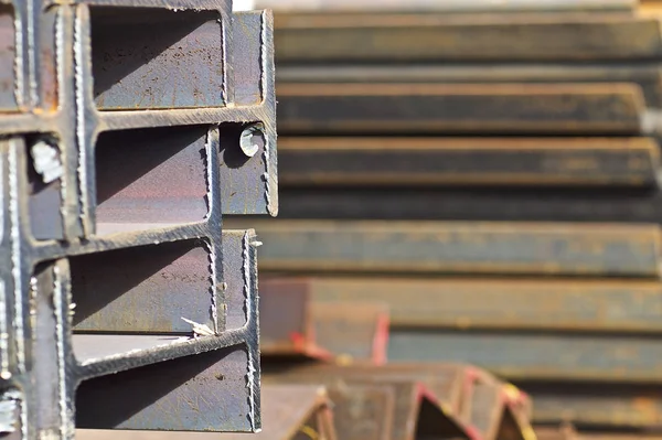 在金属产品在仓库包金属型材梁 — 图库照片
