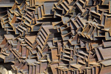 Metal profil kiriş metal ürünlerin depodaki paketlerinde