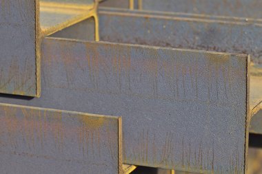 Metal profil kiriş metal ürünlerin depodaki paketlerinde