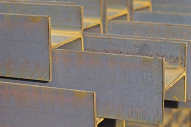 Metal profil kiriş metal ürünlerin depodaki paketlerinde