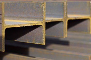 Metal profil kiriş metal ürünlerin depodaki paketlerinde