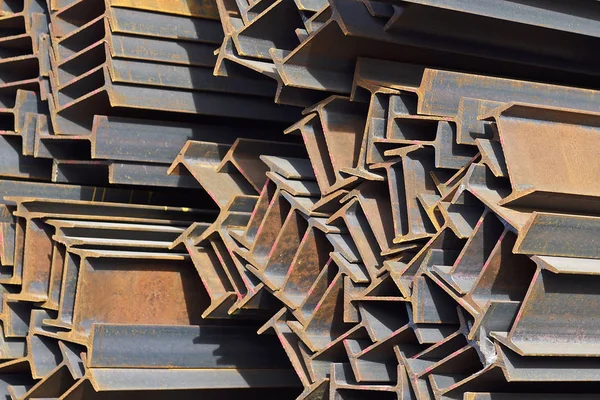 Metal profil kiriş metal ürünlerin depodaki paketlerinde