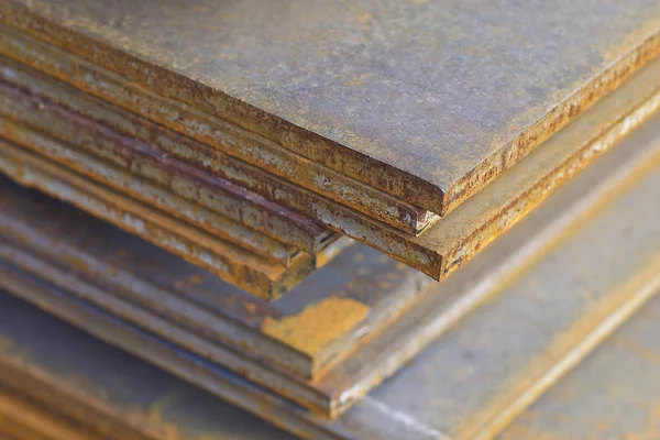 Листовой металл в связках на складе — стоковое фото