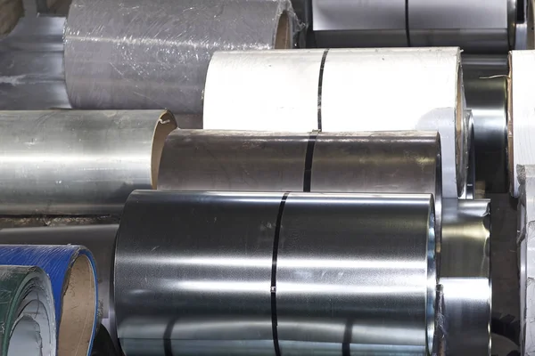 Rotoli di acciaio zincato laminato a freddo in magazzino — Foto Stock