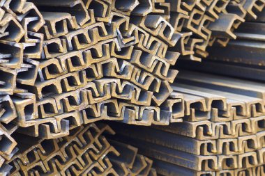 Metal profil kanal metal ürünlerin depodaki paketlerinde