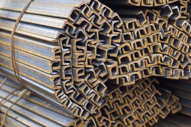 Metal profil kanal metal ürünlerin depodaki paketlerinde