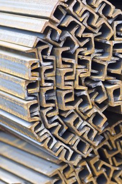 Metal profil kanal metal ürünlerin depodaki paketlerinde