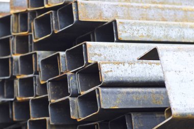 Metal profil kanal metal ürünlerin depodaki paketlerinde