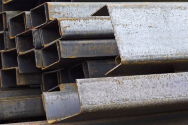 Metal profil kanal metal ürünlerin depodaki paketlerinde