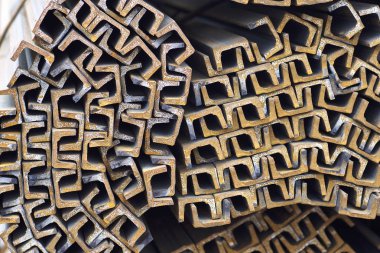 Metal profil kanal metal ürünlerin depodaki paketlerinde