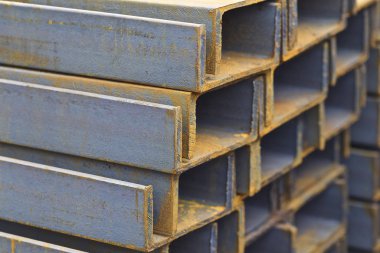 Metal profil kanal metal ürünlerin depodaki paketlerinde