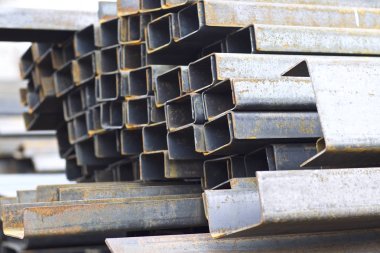 Metal profil kanal metal ürünlerin depodaki paketlerinde