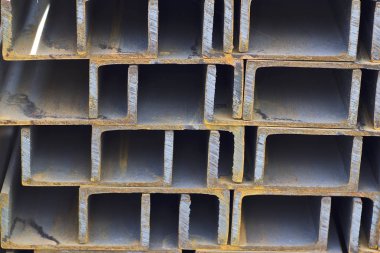 Metal profil kanal metal ürünlerin depodaki paketlerinde