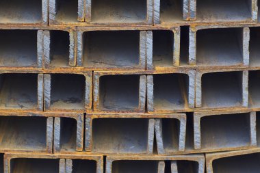 Metal profil kanal metal ürünlerin depodaki paketlerinde