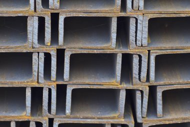 Metal profil kanal metal ürünlerin depodaki paketlerinde