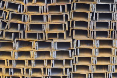 Metal profil kanal metal ürünlerin depodaki paketlerinde