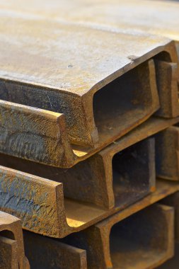 Metal profil kanal metal ürünlerin depodaki paketlerinde