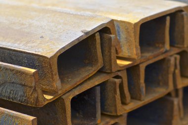 Metal profil kanal metal ürünlerin depodaki paketlerinde