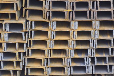 Metal profil kanal metal ürünlerin depodaki paketlerinde