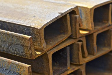 Metal profil kanal metal ürünlerin depodaki paketlerinde