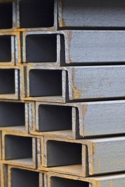 Metal profil kanal metal ürünlerin depodaki paketlerinde