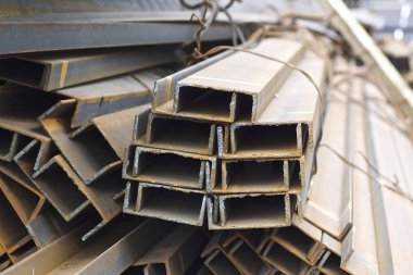 Metal profil kanal metal ürünlerin depodaki paketlerinde